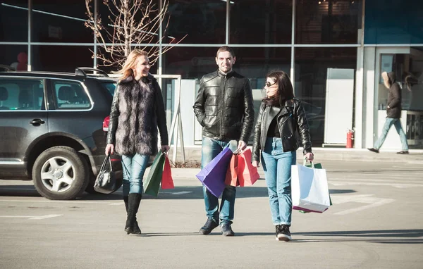 Amigos felices haciendo compras — Foto de Stock