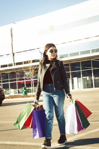 Šťastná dívka dělat nákupy — Stock fotografie