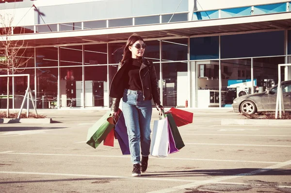 Glad tjej att göra shopping — Stockfoto