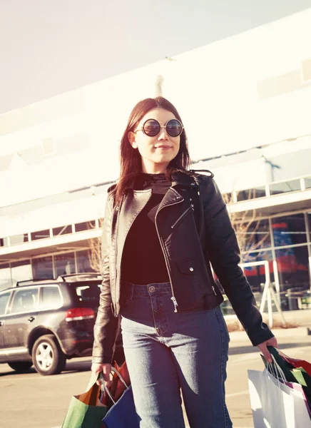 Chica feliz haciendo compras — Foto de Stock