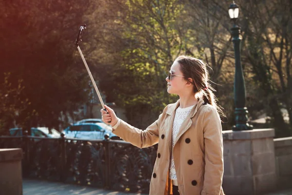 Young girl doing selfie in park — Stock Photo, Image