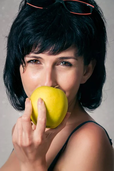 Woman with the apple — Stock Photo, Image