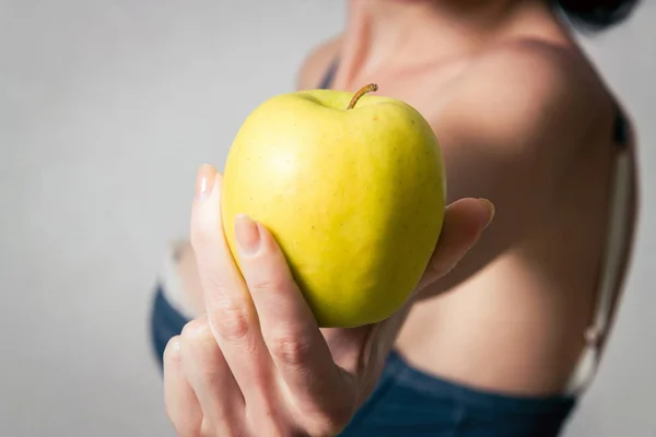 Woman with the apple — Stock Photo, Image