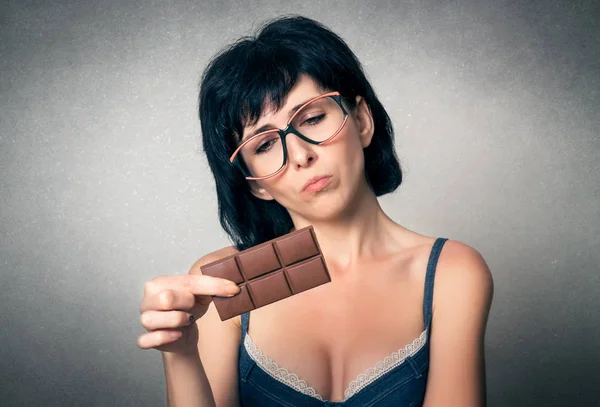 Hezká žena jíst čokoládu — Stock fotografie