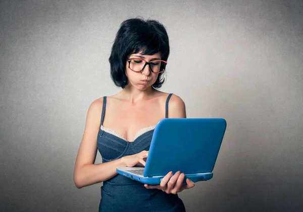 Śmieszne kobieta za pomocą laptopa — Zdjęcie stockowe