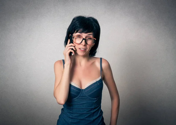 携帯電話を使用して面白い女性 — ストック写真