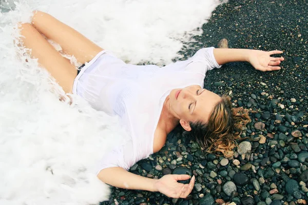 Pretty woman on the beach — Stock Photo, Image