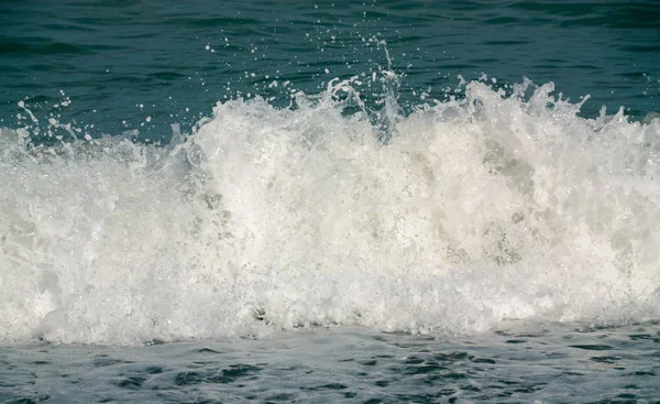 Крупный план морской волны — стоковое фото