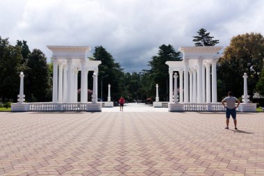 Batum, Gürcistan - 1 Eylül 2017: Batum colonnades. Ünlü Bulvarı girişine. Batum Karadeniz üzerinde çok popüler bir yer