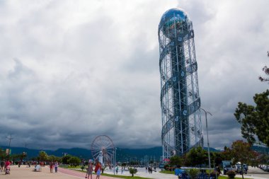 Batum, Gürcistan - 1 Eylül 2017: Alfabetik kule Batum Bulvarı'nda. Batum Karadeniz üzerinde çok popüler bir yer