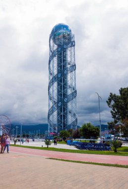 Batum, Gürcistan - 1 Eylül 2017: Alfabetik kule Batum Bulvarı'nda. Batum Karadeniz üzerinde çok popüler bir yer