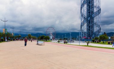 Batum, Gürcistan - 1 Eylül 2017: Alfabetik kule Batum Bulvarı'nda. Batum Karadeniz üzerinde çok popüler bir yer