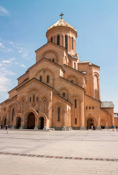 Tbilisi, Gruzie - 26 srpna 2017: Katedrála Nejsvětější Trojice Tbilisi. Sameba. Největší katedrála v kavkazském regionu — Stock fotografie