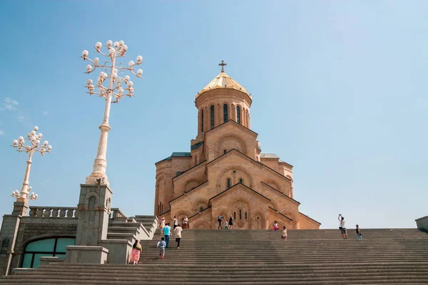 Tbilisi, Gruzie - 26 srpna 2017: Katedrála Nejsvětější Trojice Tbilisi. Sameba. Největší katedrála v kavkazském regionu — Stock fotografie