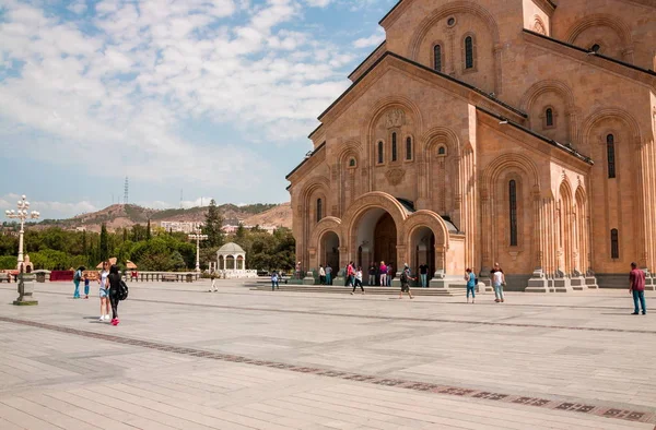 Tbilisi, Gruzie - 26 srpna 2017: Katedrála Nejsvětější Trojice Tbilisi. Sameba. Největší katedrála v kavkazském regionu — Stock fotografie
