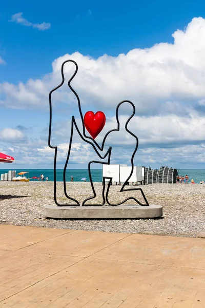 Batumi, Georgien - 1 September 2017: Skulptur symbilizing kärlek för två på Batumi boulevard. Batumi är en mycket populär destination på Svarta havet — Stockfoto