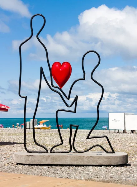 Batumi, Georgien - 1 September 2017: Skulptur symbilizing kärlek för två på Batumi boulevard. Batumi är en mycket populär destination på Svarta havet — Stockfoto