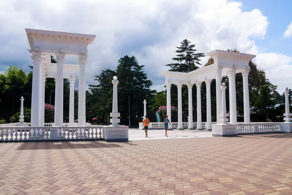 Batum, Gürcistan - 1 Eylül 2017: Batum colonnades. Ünlü Bulvarı girişine. Batum Karadeniz üzerinde çok popüler bir yer