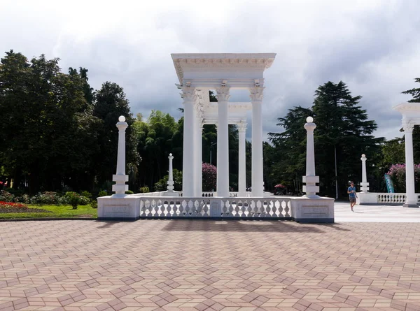 Batum, Gürcistan - 1 Eylül 2017: Batum colonnades. Ünlü Bulvarı girişine. Batum Karadeniz üzerinde çok popüler bir yer