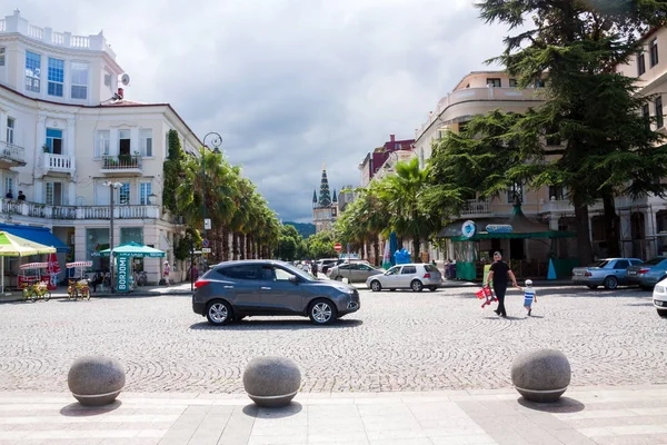 Batum, Gürcistan - 1 Eylül 2017: İnsanlar Batum merkezindeki. Batum Karadeniz üzerinde çok popüler bir yer