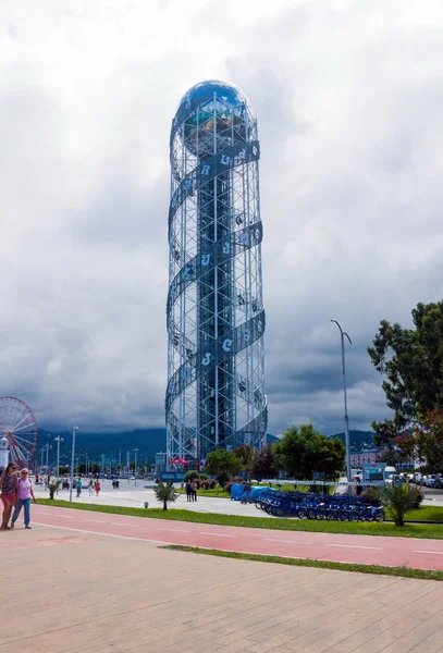 Batum, Gürcistan - 1 Eylül 2017: Alfabetik kule Batum Bulvarı'nda. Batum Karadeniz üzerinde çok popüler bir yer