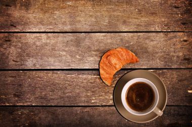 Bir fincan kruvasanla kahve.