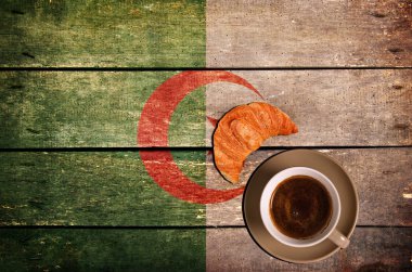 Kahve kruvasan ve bayrak ile