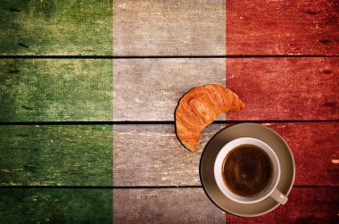 Kahve kruvasan ve bayrak ile