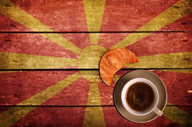 Kahve kruvasan ve bayrak ile