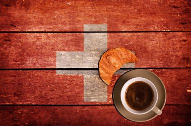 Kahve kruvasan ve bayrak ile