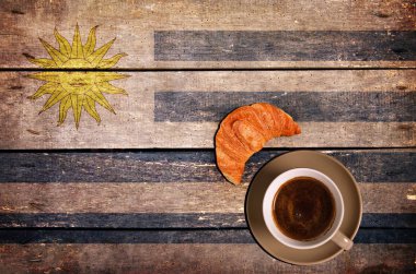 Kahve kruvasan ve bayrak ile