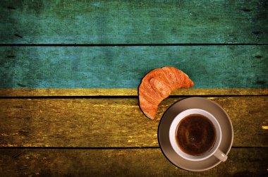 Kahve kruvasan ve bayrak ile