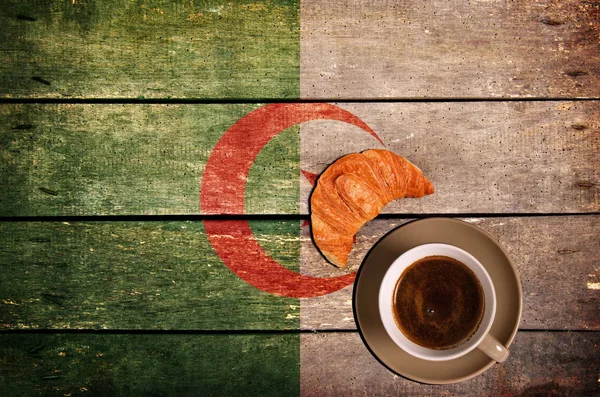 Kahve kruvasan ve bayrak ile