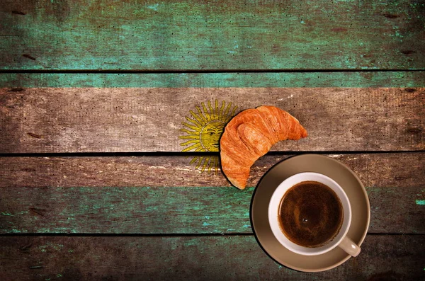 Cup of coffee with croissant and flag — Stock Photo, Image