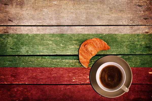 Tasse Kaffee mit Croissant und Fahne — Stockfoto