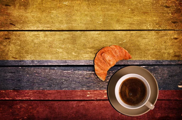 一杯のコーヒーにクロワッサンとフラグ — ストック写真