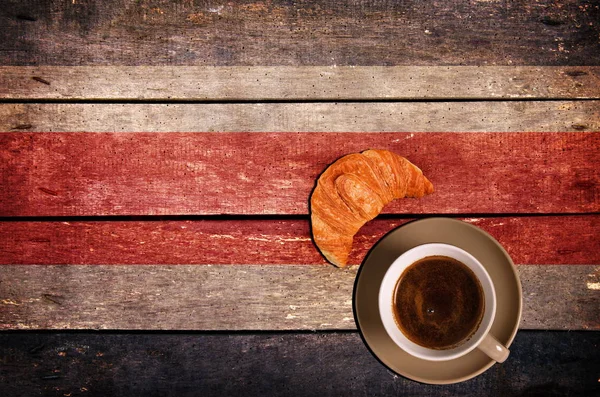 Xícara de café com croissant e bandeira — Fotografia de Stock