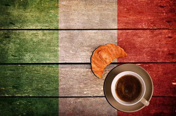 Kahve kruvasan ve bayrak ile