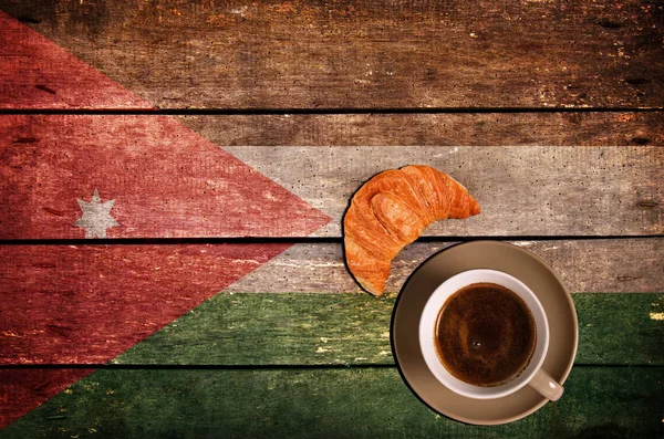 Taza de café con croissant y bandera —  Fotos de Stock