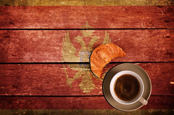 Tasse Kaffee mit Croissant und Fahne — Stockfoto