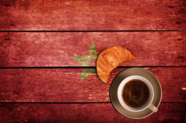 Xícara de café com croissant e bandeira — Fotografia de Stock