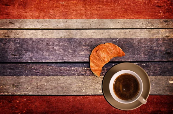 Filiżankę kawy i rogalika i flagi — Zdjęcie stockowe