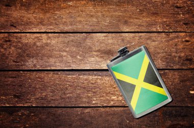 Alkol şişesi bayrak ile masada