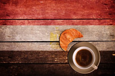 Kahve kruvasan ve bayrak ile