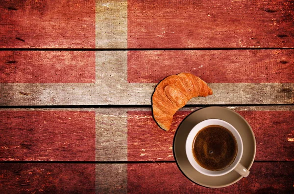 Чашка кофе с круассаном и флагом — стоковое фото