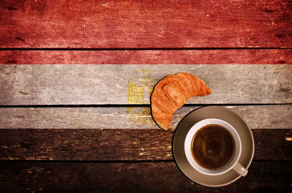 Kahve kruvasan ve bayrak ile