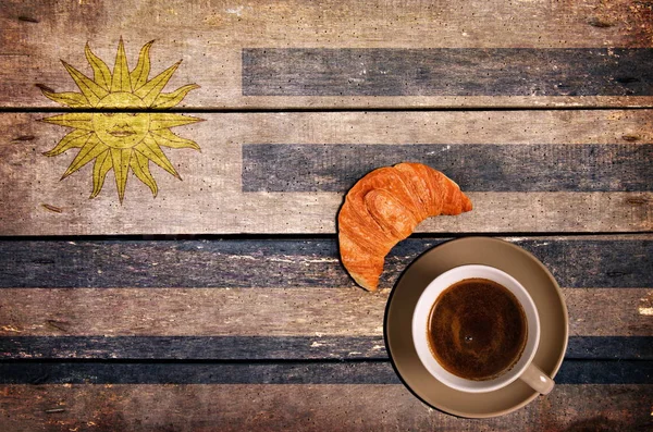 Kahve kruvasan ve bayrak ile