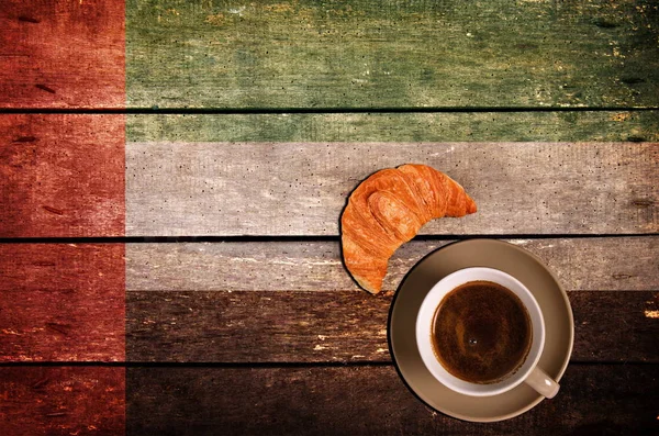 Xícara de café com croissant e bandeira — Fotografia de Stock