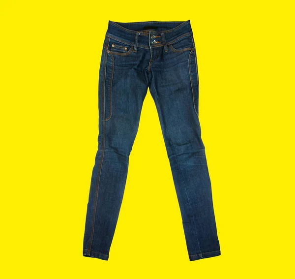 Casual Jeans auf gelbem Hintergrund — Stockfoto