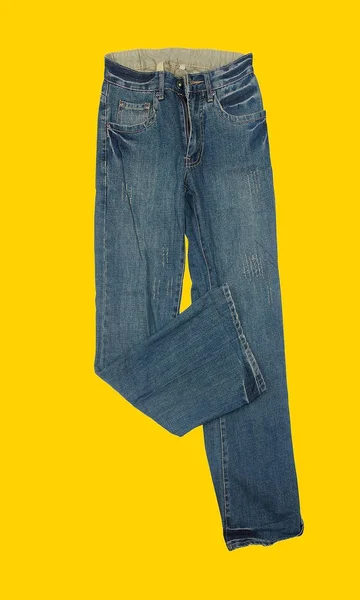 Casual Jeans auf gelbem Hintergrund — Stockfoto